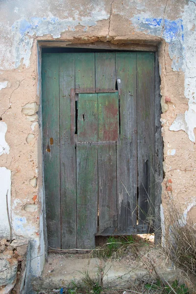 Küçük bir pencere ile eski ahşap kapı 