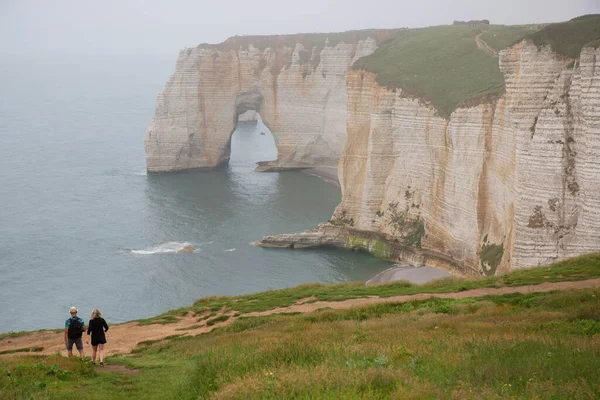 Deniz kıyısında yürüyen turistler