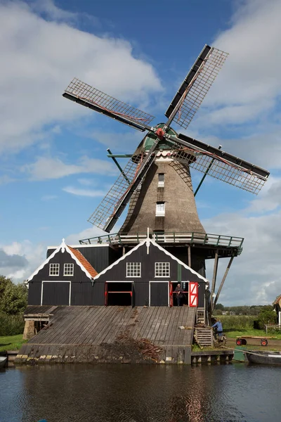 Köydeki eski yel değirmeni.