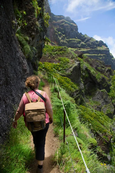 Dağ sırtının tepesinde, panoramik bir bakış açısı ve muhteşem volkanik dağ tepelerinin her iki tarafında da uçurumlar olan yürüyüş izleri.