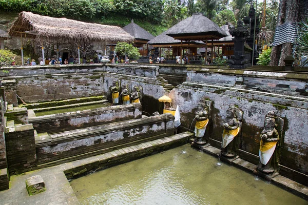 Alter Brunnen Mit Steinskulpturen Und Wasser — Stockfoto