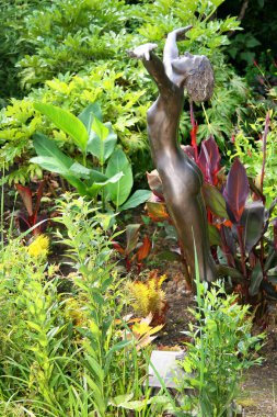 Yeşil bahçede güzel bir heykel resmi.