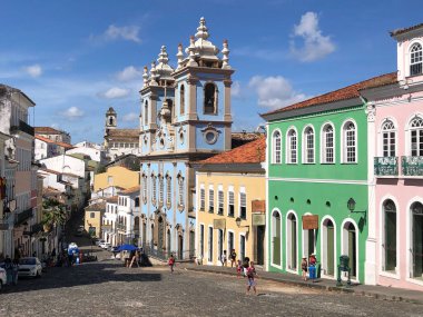 Eski kasaba sokaklarındaki binalar ve insanlar, seyahat çekimleri.