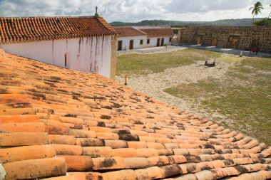 Tropik bölgelerdeki eski beyaz bina, seyahat çekimi.