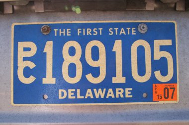 Aracın plakasının yakın görüntüsü