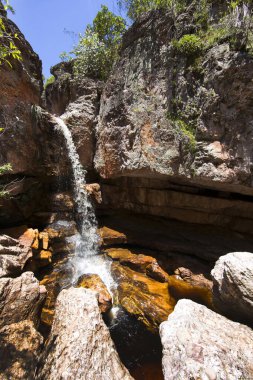 Şelaleli büyük taşların doğal manzarası.