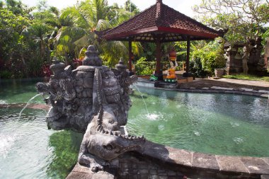 Bali geleneksel tapınak kompleksi bahçe, veranda, heykeller ve havuz