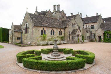 Güzel ortaçağ malikanesinin manzarası