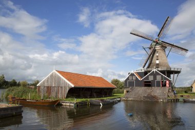 Köydeki eski yel değirmeni.