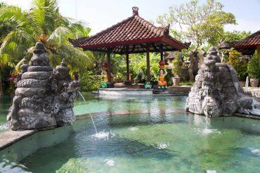 Bali geleneksel tapınak kompleksi bahçe, veranda, heykeller ve havuz