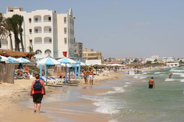 Sahildeki turist manzarası  