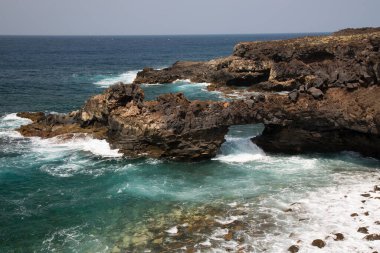 Güzel deniz manzarası ve kayalar.