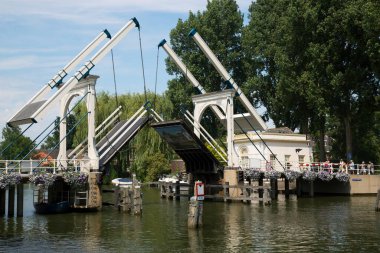 Gündüz vakti yelkenli manzarası