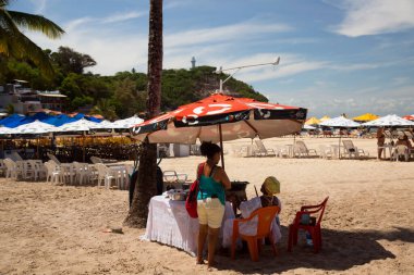 Halkın plaj sahnesinde insanlar gün ışığında