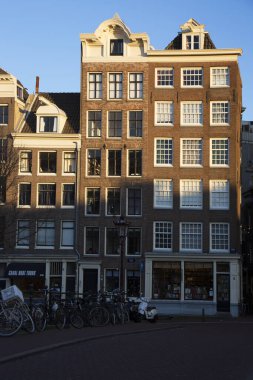 Hollanda, Amsterdam sokaklarındaki eski binalar.