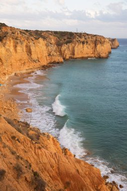 Kayalık deniz kıyısının gün batımı manzarası