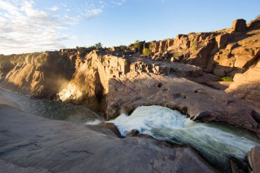Dağlardaki güzel nehir manzarası