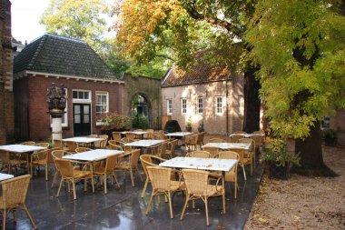 Şehrin güzel mimarisi.