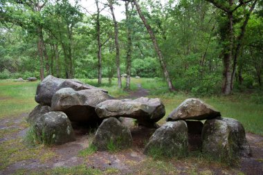 Yaz parkında büyük kayalar