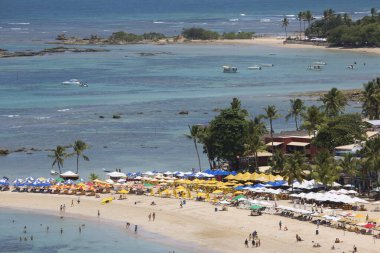 Gün ışığında halk plajı manzarası yükseldi