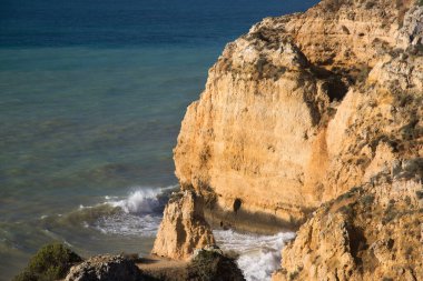 Güzel kayalık deniz manzarası
