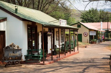 Şehirdeki eski ahşap ev.