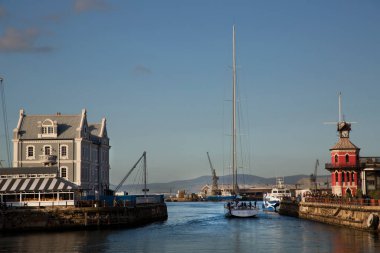 Akşam güneşinde mimari ile eski kasaba limanı manzarası
