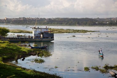 Tropik körfezdeki insanlarla dolu teknelerin görüntüsü