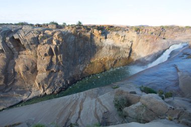 Dağlardaki güzel nehir manzarası
