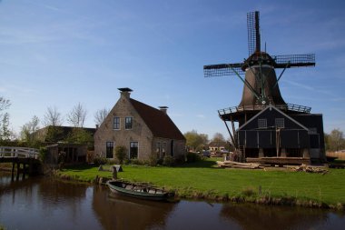 Tekneyle getirilen ve kanaldan işlenen ağaç gövdeleri için hala yel değirmeninde çalışan tarihi eser.