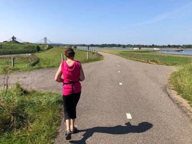 Yolda yürüyen bir kadın