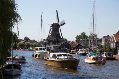 Güzel yel değirmeni manzarası