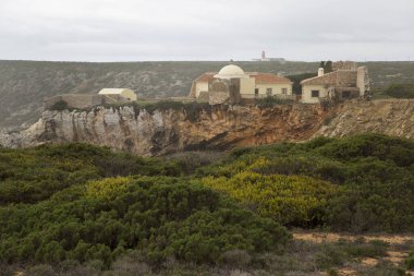 Uçurumdaki eski kasabanın manzarası