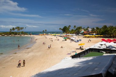 Halkın plaj sahnesinde insanlar gün ışığında