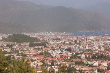 Deniz kıyısındaki şehir manzarası 