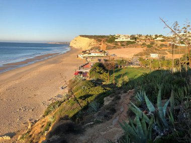 Güzel kayalık deniz manzarası