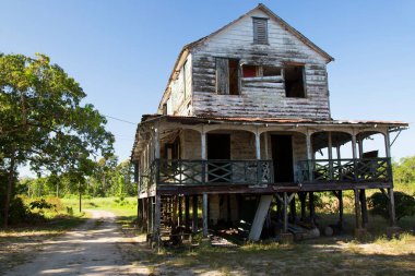 Köyde terk edilmiş bir ev.