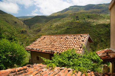 Eski terk edilmiş çiftlik evi ya da dağın yanındaki hayvan kulübesi ya da dağ yürüyüşü patikası.