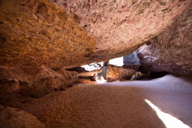 Güneş ışığında büyük taşlı doğal bir sahne.