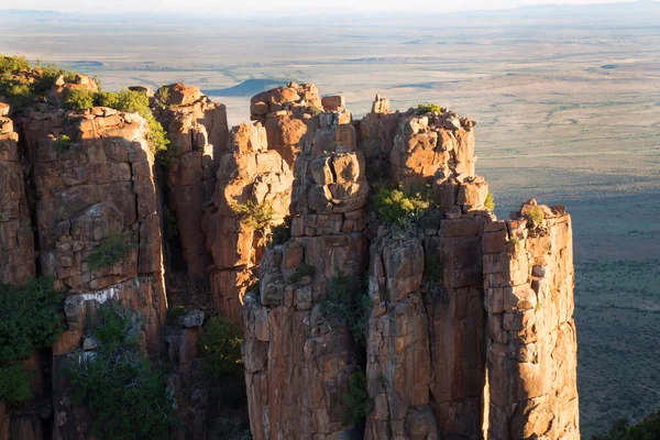 Gün batımında panoramik dağ manzarasında aşınmış kayalar önlükle kaplanır.