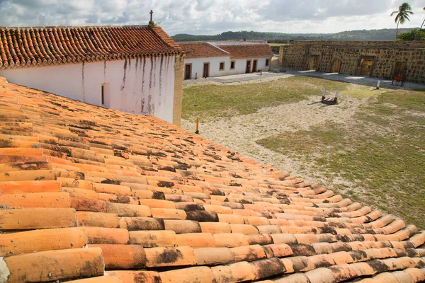 Tropik bölgelerdeki eski beyaz bina, seyahat çekimi.