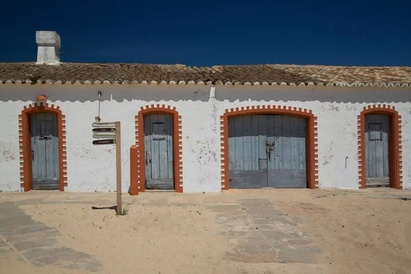 Antigua Fachada Edificio Blanco Con Puertas Luz Del Sol —  Fotos de Stock