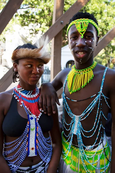 Homme Femme Africains Avec Des Accessoires Traditionnels Posant Ère Plan — Photo