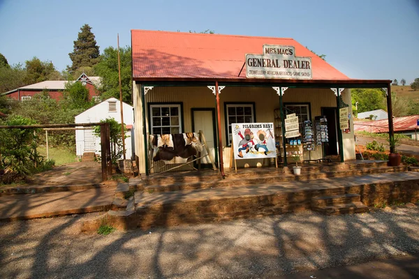 Şehirdeki eski ahşap ev.