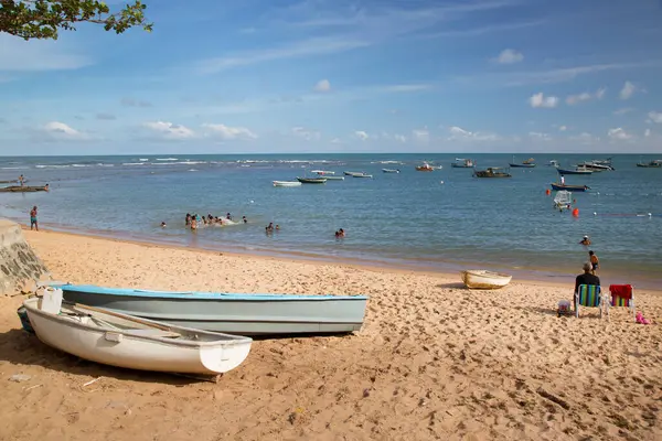 Halk plajında dinlenen insanların görüntüsü, seyahat görüntüleri.