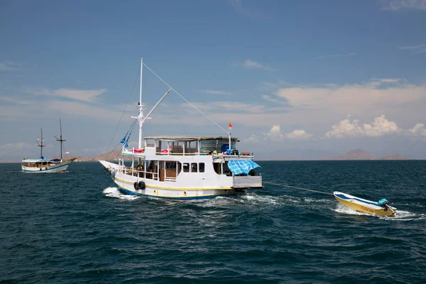 Barcos Con Personas Que Mueven Lago Escena Montañosa — Foto de Stock