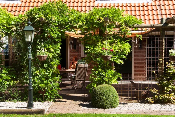 Kleines Haus Schönen Garten — Stockfoto