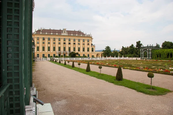 Vackert Palats Territorium Med Fontäner Och Statyer Trädgården — Stockfoto