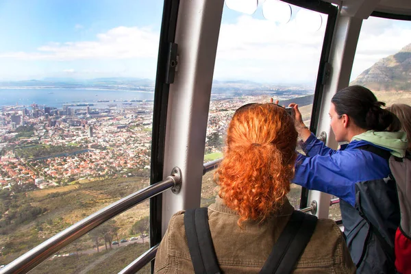 Menschen Sitzen Seilbahn Und Schauen Sich — Stockfoto