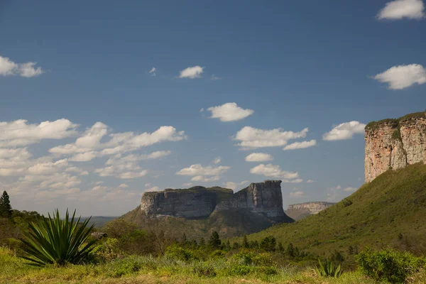 Güneşin yemyeşil olduğu kayalık manzaralı güzel bir manzara.